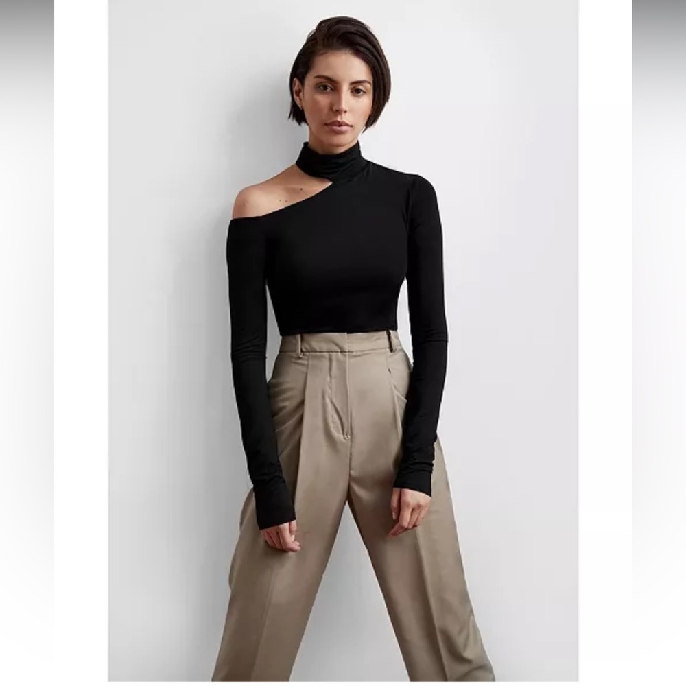 Marcella Evan’s Top Black One-Shoulder Long Sleeve Turtleneck Size L- like new
